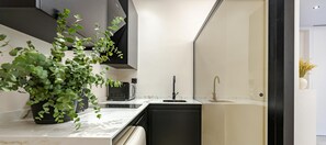 Een koelkast, een microgolfoven, een kookplaat