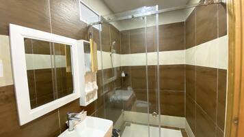 City Quadruple Room, Roll-in Shower, City View | Bathroom | Shower, free toiletries, hair dryer, slippers
