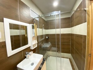 Chambre quadruple Ville, douche accessible en fauteuil roulant, vue sur la ville | Salle de bain | Douche, articles de toilette (gratuits), séchoir à cheveux, pantoufles