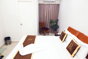 Shower, soap, shampoo, toilet paper - R-Hotels Rithikha Inn Porur (Chennai)