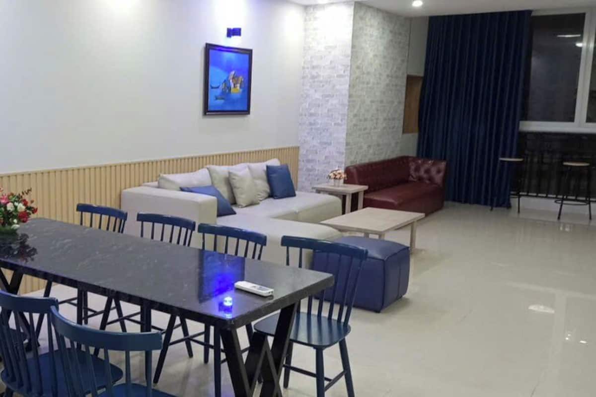 Departamento panorámico, vista a la playa | Área de sala de estar | Smart TV de 55 pulgadas con canales por cable