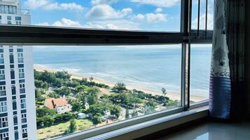 Standaard appartement, gedeeltelijk uitzicht op zee | Uitzicht op strand/zee