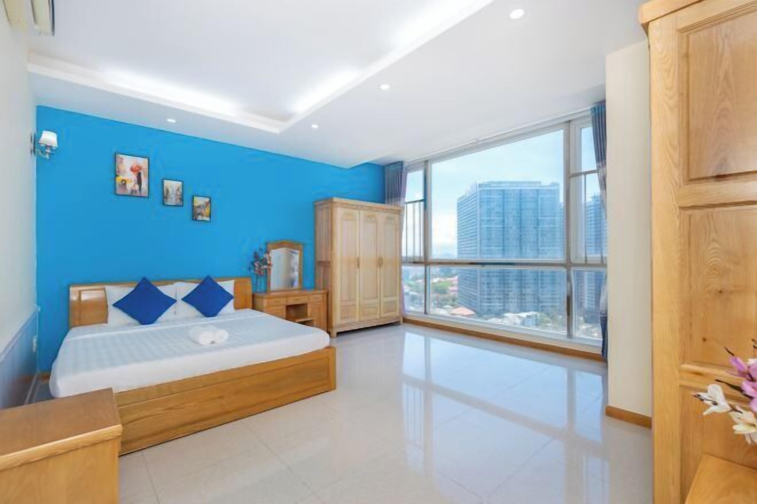 3 kamar tidur, dilengkapi dengan perabotan berbeda-beda, dan meja kerja