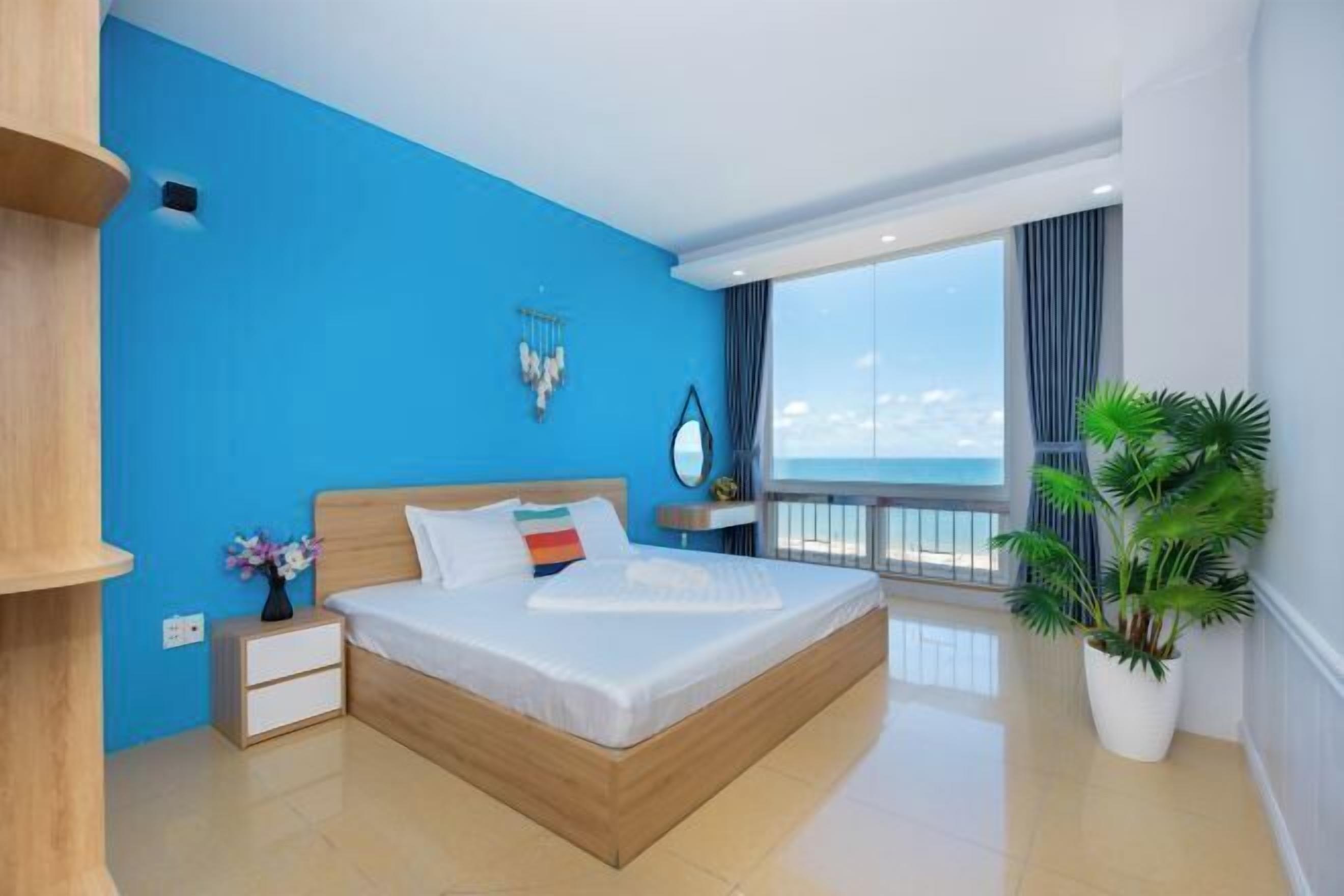 3 kamar tidur, dilengkapi dengan perabotan berbeda-beda, dan meja kerja