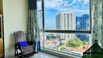 Departamento estándar, vista parcial al mar | Área de sala de estar | Smart TV de 55 pulgadas con canales por cable