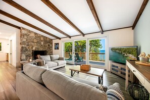 Smart TV, fireplace