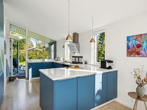 Kühlschrank, Mikrowelle, Geschirrspüler, Kochgeschirr/Geschirr/Besteck