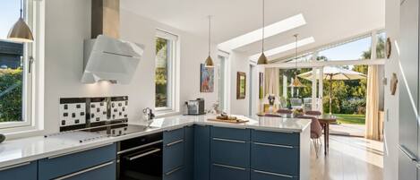 Kjøleskap, mikrobølgeovn, oppvaskmaskin og kjøkkenutstyr