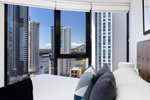2 bedrooms, desk, iron/ironing board, travel crib - Stunning Apartment|Queen Street|Rooftop Pool (Brisbane City)