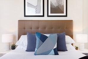2 chambres, bureau, fer et planche à repasser, lit de bébé portatif