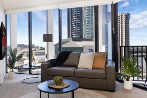 Televisión, libros, oficina