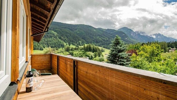 A wooden balcony with a view of a mountainous landscape. - Apartment Cafe Max 2 with balcony 55 m2 (Trins)
