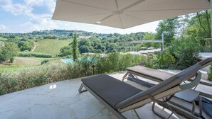 A terrace with a view of a vineyard and a swimming pool. - Correggiolo Romantic Apartment Pool Montaione Toscana (Montaione)