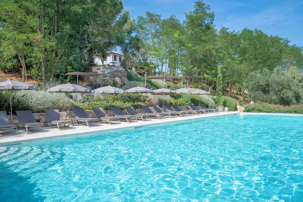 Een seizoensgebonden buitenzwembad