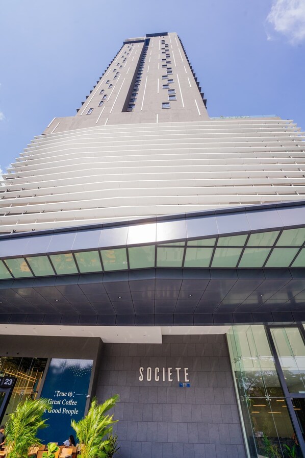 Un edificio moderno con un letrero que dice "SOCIETE" y un eslogan que reza "Fiel al excelente café y a la buena gente".