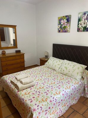 3 makuuhuonetta, silitysrauta/-lauta, vuodevaatteet