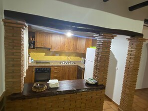 Jääkaappi, mikroaaltouuni, uuni, astianpesukone