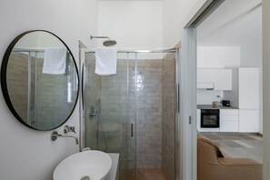 Dusche, Haartrockner, Handtücher, Shampoo