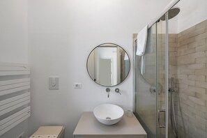 Shower, hair dryer, towels, shampoo