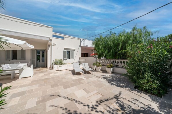 Unclassified image, 1 of 30, button