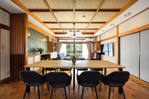 Vila Deluks, pemandangan kebun | Ruang makan
