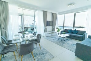 เอ็กซ์คลูซีฟอพาร์ทเมนท์, 2 ห้องนอน, ระเบียง, วิวทะเล | 2 ห้องนอน, ผ้าม่านกันแสง, Wi-Fi ฟรี