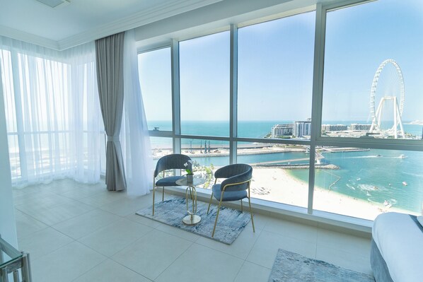 Exclusief appartement, 2 slaapkamers, balkon, uitzicht op zee | 2 slaapkamers, verduisterende gordijnen, gratis wifi