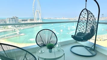 Exclusief appartement, 2 slaapkamers, balkon, uitzicht op zee | Verduisterende gordijnen, gratis wifi