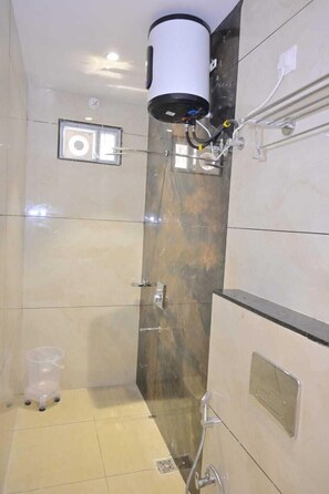 Habitación triple | Baño | Amenidades de baño gratuitas, pantuflas, toallas, shampoo 