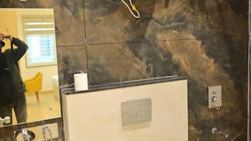 Triple Room | Bathroom | Free toiletries, slippers, towels, shampoo