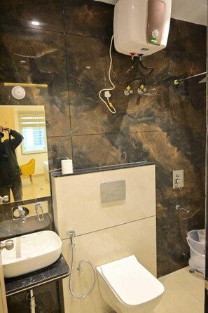 Kamar Triple | Kamar mandi | Perlengkapan mandi gratis, sandal, handuk, dan sampo