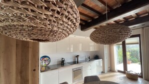 Condo, vista a la colina | Cocina privada | Refrigerador con congelador, microondas, horno y parrilla de estufa 