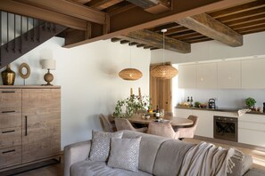 公寓客房, 山景 | 起居區 | 32-吋電視,提供有線頻道