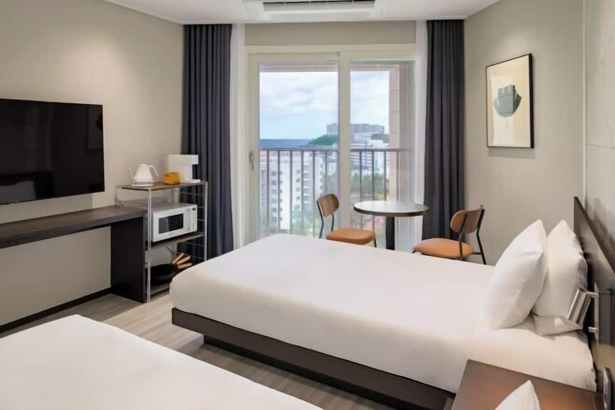 Ropa de cama de alta calidad y escritorio