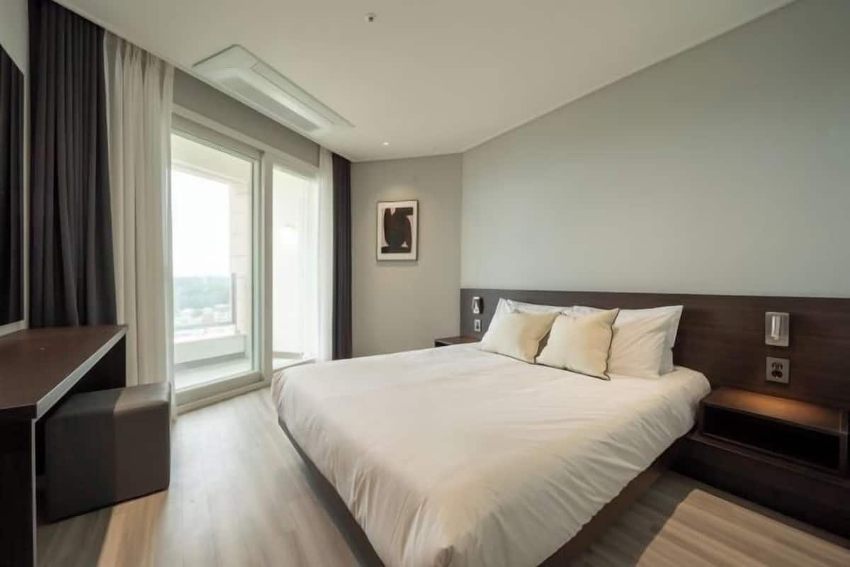 Ropa de cama de alta calidad y escritorio