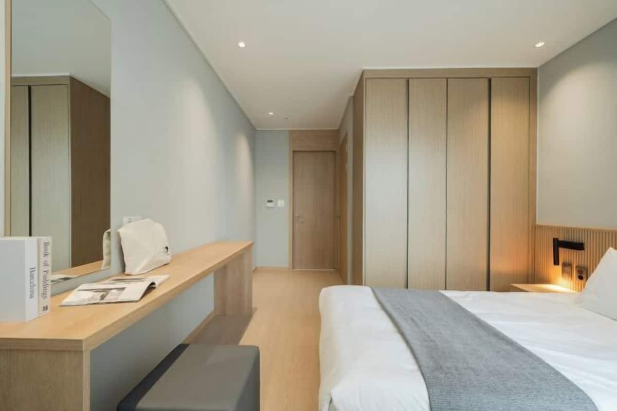 Ropa de cama de alta calidad y escritorio