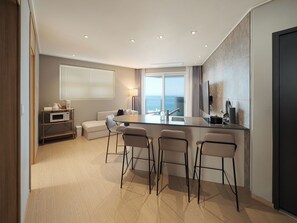 Family Two Room Ocean | Area keluarga | Televisi layar datar 40-inci dengan saluran TV digital dan Netflix