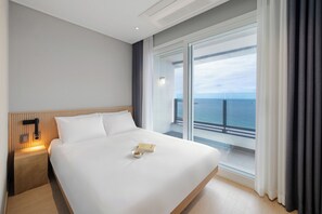 Premier Suite Ocean | Seprai premium, meja kerja, dan ruang kerja ramah laptop