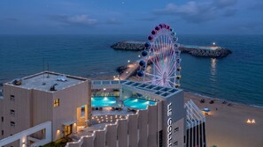 A hotel with a rooftop pool, a Ferris wheel, and a beach view. - Le Collective SokchoBeach (Sokcho)