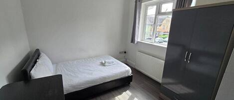 Estudio | Tabla de planchar con plancha, wifi gratis, ropa de cama