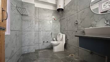 Habitación cuádruple Premium, vista a la montaña | Baño | Regadera, toallas, jabón