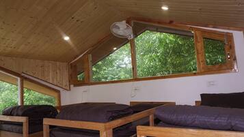 Gemeinsamer Elite-Schlafsaal | Laptopgeeigneter Arbeitsplatz, kostenloses WLAN