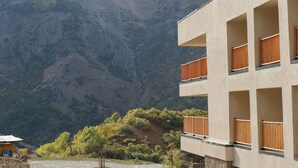 A modern building with balconies overlooking a mountainous area. - Askireg Hotel (Pülümür)