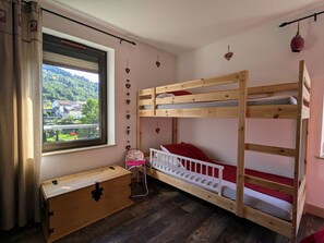 2 habitaciones y tabla de planchar con plancha