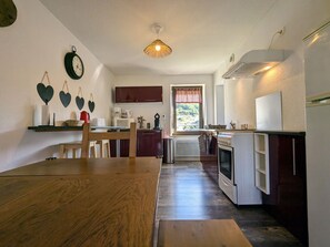 Kühlschrank, Mikrowelle, Geschirrspüler, Toaster