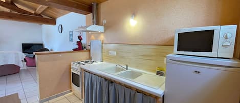 Réfrigérateur, micro-ondes, four