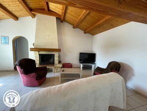 TV, fireplace - Charming house at the forest edge in Noirmoutier, near beach and Passage du Gois (Barbâtre)