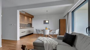 Un apartamento moderno con cocina, comedor y sala de estar.