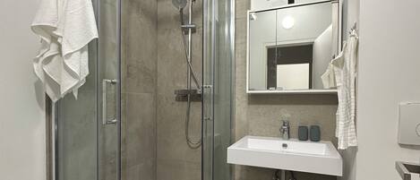 Douche, sĂšche-cheveux, serviettes fournies, savon