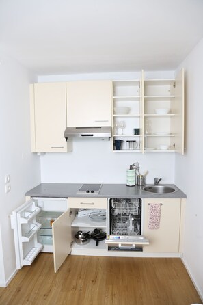 Fridge, stovetop, electric kettle, cookware/dishes/utensils - T23 | Studio apartment near the subway (Wien)